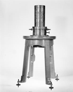 Curie piezoelectric quartz balance or electrometer
