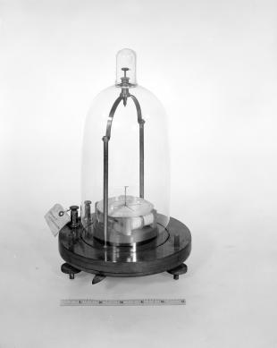 astatic galvanometer with moving magnet