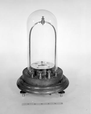 astatic galvanometer with moving magnet