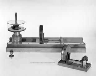 tangent galvanometer with moving magnet