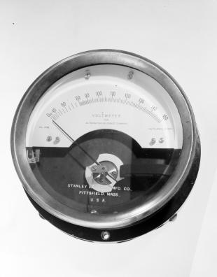 AC and DC voltmeter