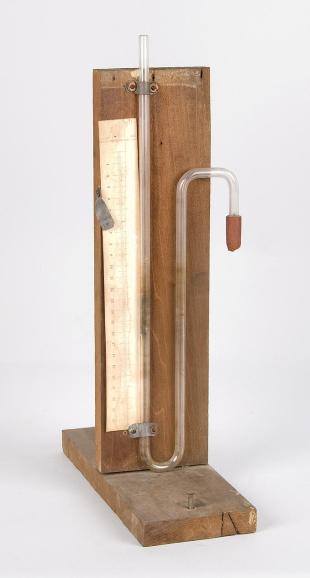 U-tube manometer with vertical scale