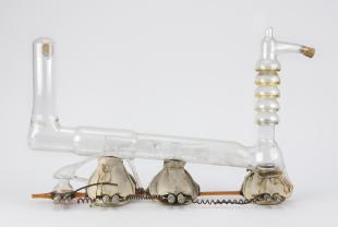 Hickman's three-stage self-fractionating diffusion pump