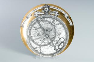 decorative plate featuring planispheric astrolabe