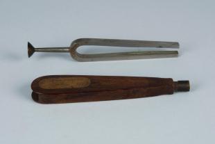 steel tuning fork in fitted wooden case, diapason 853 1/3