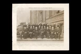 photograph of 1924 conference at Institut International de Physique Solvay