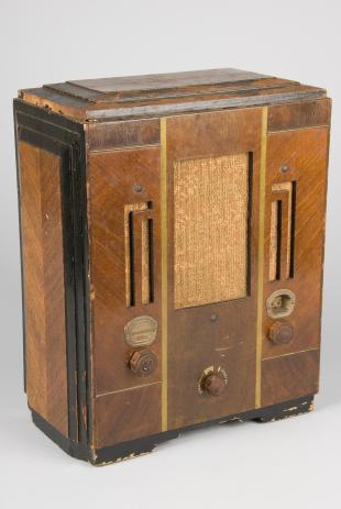 AK model 185A tombstone radio broadcast receiver