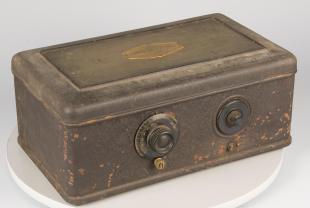 AK model 40 table radio receiver