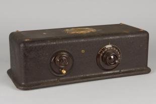 AK model 35 radio receiver